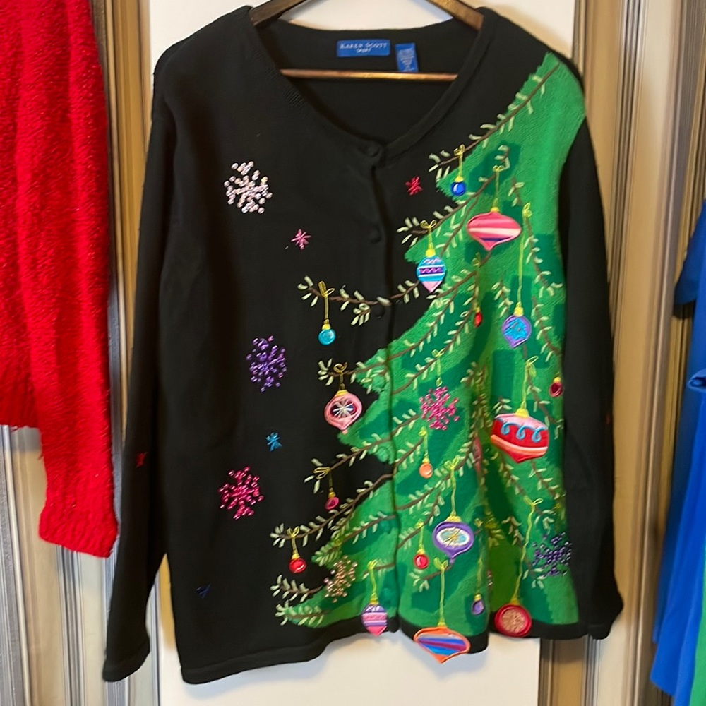 Used and in good condition Button down sweater, long sleeve Christmas tree